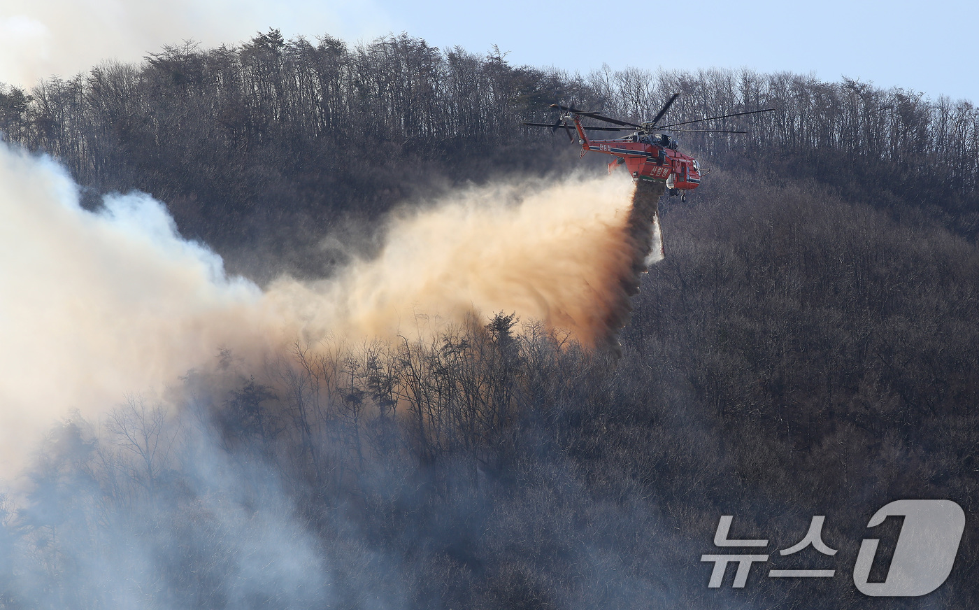 (경주=뉴스1) 공정식 기자 = 8일 오전 경북 경주시 문무대왕면 안동리 야산에서 산불 진화에 투입된 헬기가 진화작업을 벌이고 있다. 2026.2.8/뉴스1