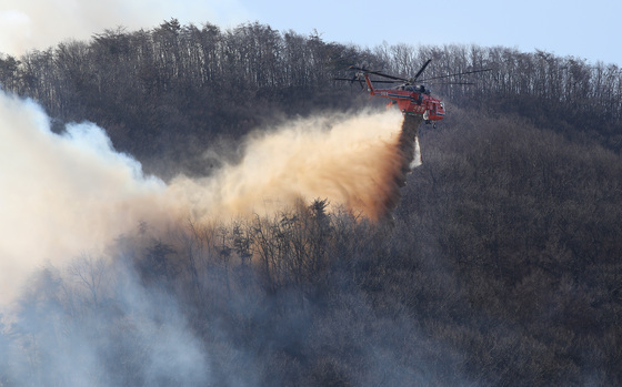 강풍 타고 번지는 '경주 산불'