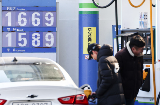 유류세 인하 4월까지 연장…리터당 휘발유 57원·경유 58원↓