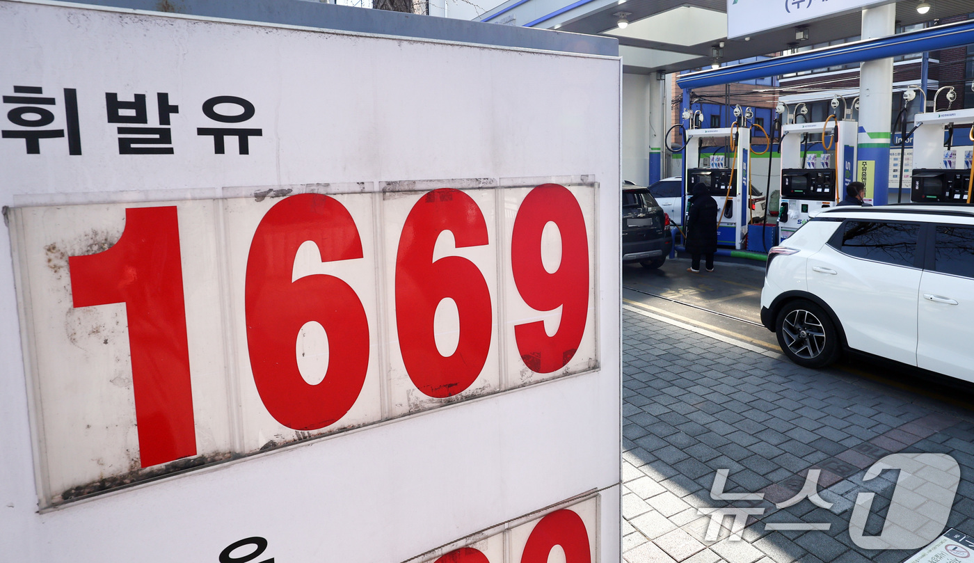 (서울=뉴스1) 최지환 기자 = 국내 주유소 휘발유와 경유 주간 평균 가격이 9주 연속 하락세를 이어가고 있는 8일 서울의 한 주유소에 휘발유와 경유 가격이 표시돼 있다.한국석유공 …