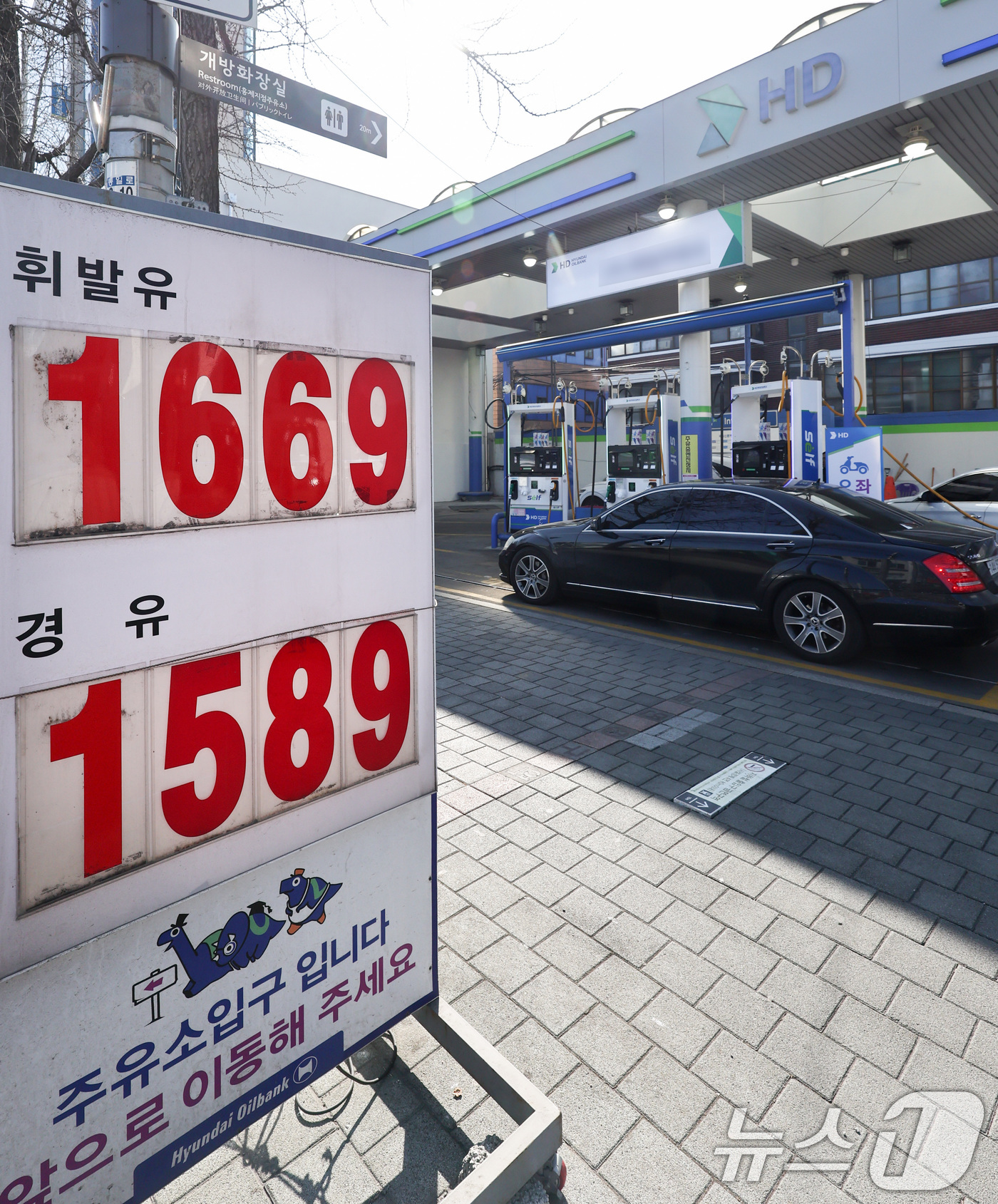 (서울=뉴스1) 최지환 기자 = 국내 주유소 휘발유와 경유 주간 평균 가격이 9주 연속 하락세를 이어가고 있는 8일 서울의 한 주유소에 휘발유와 경유 가격이 표시돼 있다.한국석유공 …