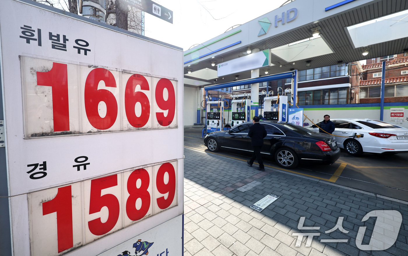 (서울=뉴스1) 최지환 기자 = 국내 주유소 휘발유와 경유 주간 평균 가격이 9주 연속 하락세를 이어가고 있는 8일 서울의 한 주유소에 휘발유와 경유 가격이 표시돼 있다.한국석유공 …