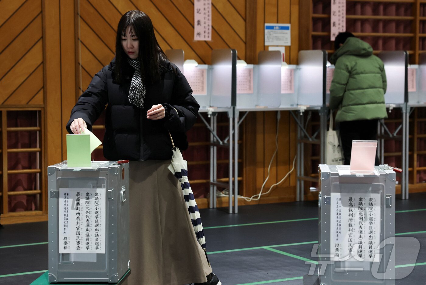 본문 이미지 - 일본 중의원 선거가 열리는8일 한 여성이 도쿄의 투표소에서 투표함에 투표 용지를 넣고 있다. 2026.02.08 ⓒ 로이터=뉴스1