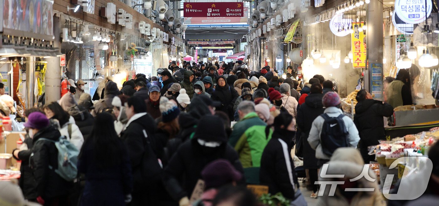 본문 이미지 - 설 연휴를 앞둔 8일 서울 동대문구 청량리종합시장이 시민들로 북적이고 있다.  2026.2.8 ⓒ 뉴스1 박지혜 기자