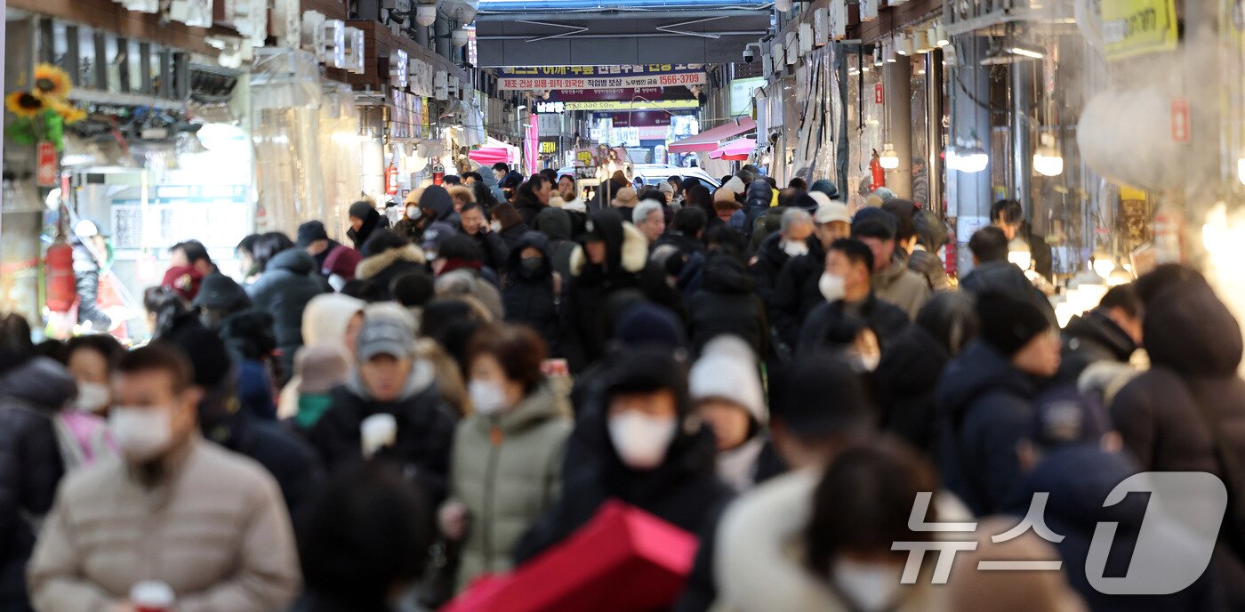 본문 이미지 - 설 연휴를 앞둔 8일 서울 동대문구 청량리종합시장이 시민들로 북적이고 있다.  2026.2.8 ⓒ 뉴스1 박지혜 기자