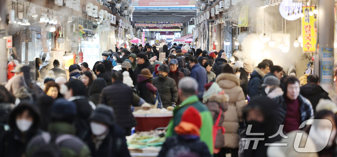 (서울=뉴스1) 박지혜 기자 = 설 연휴를 앞둔 8일 서울 동대문구 청량리종합시장이 시민들로 북적이고 있다.올해 4인 가족 기준 설 차례상 비용은 20만원 초반대로 집계돼 지난해보 …