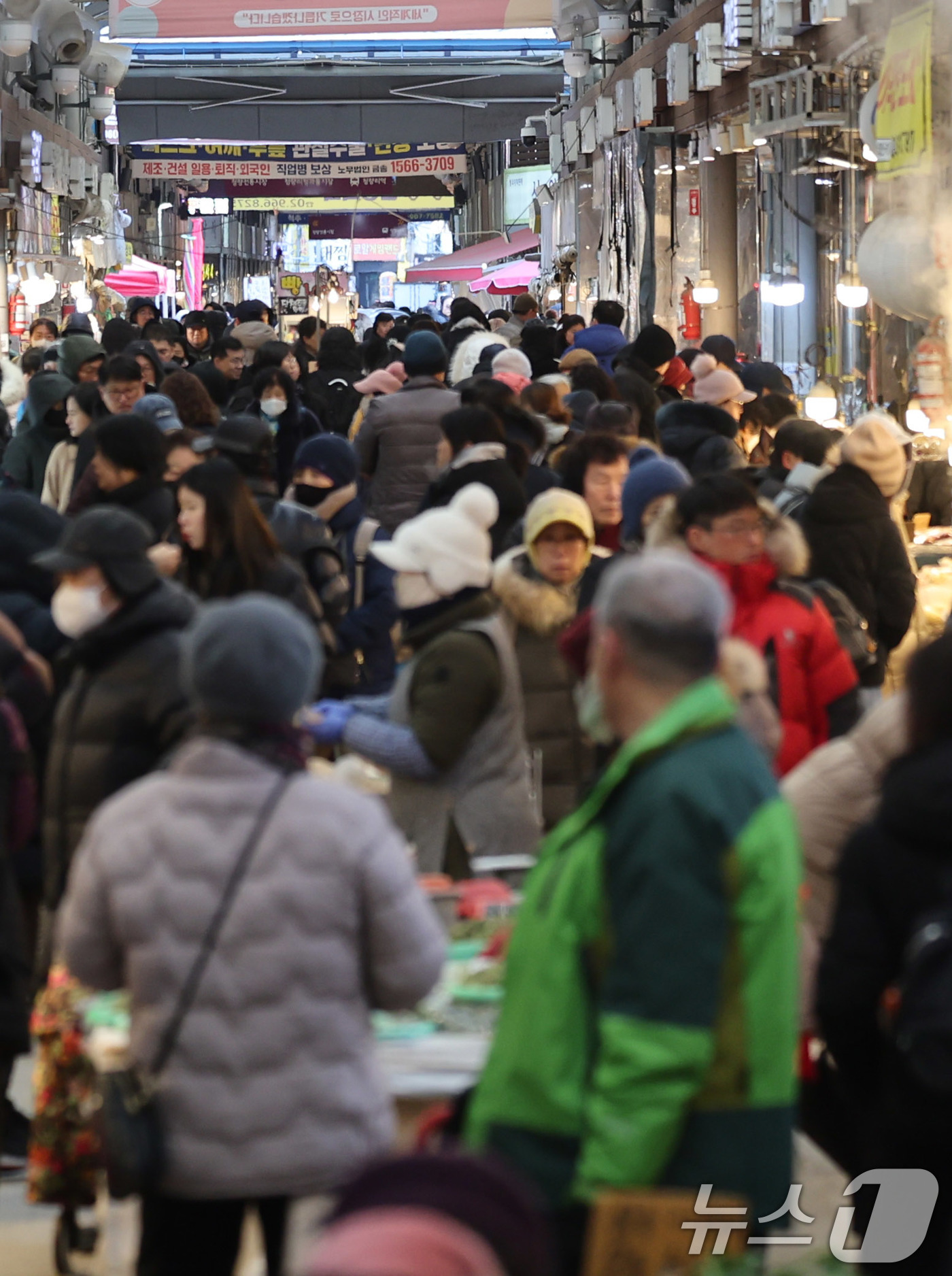 (서울=뉴스1) 박지혜 기자 = 설 연휴를 앞둔 8일 서울 동대문구 청량리종합시장이 시민들로 북적이고 있다.올해 4인 가족 기준 설 차례상 비용은 20만원 초반대로 집계돼 지난해보 …