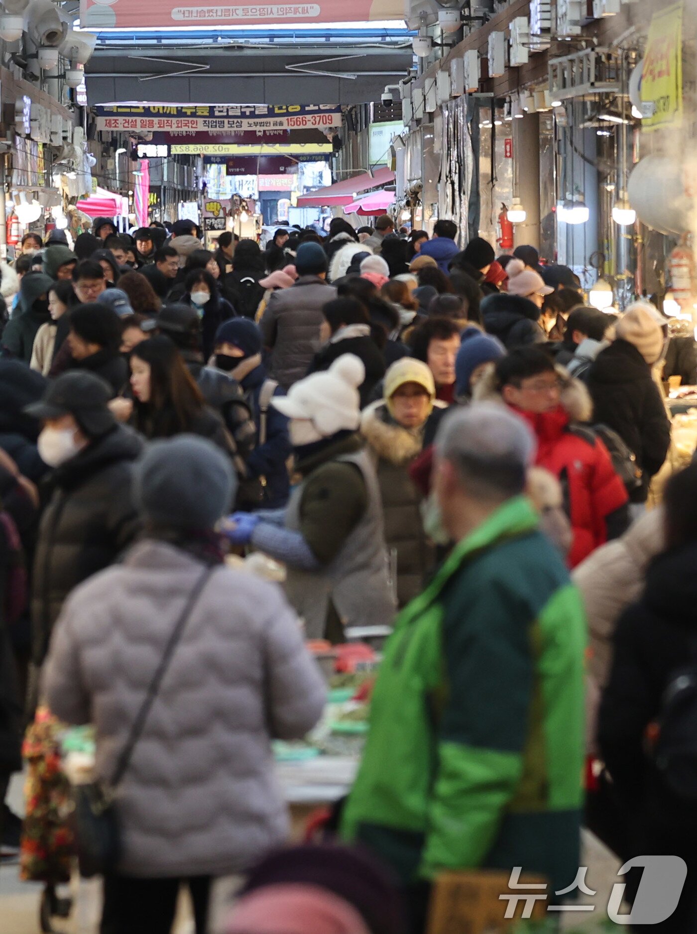 본문 이미지 - 설 연휴를 앞둔 8일 서울 동대문구 청량리종합시장이 시민들로 북적이고 있다. 2026.2.8 ⓒ 뉴스1 박지혜 기자