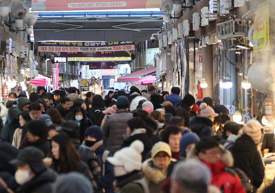 설 명절 앞두고 북적이는 전통시장
