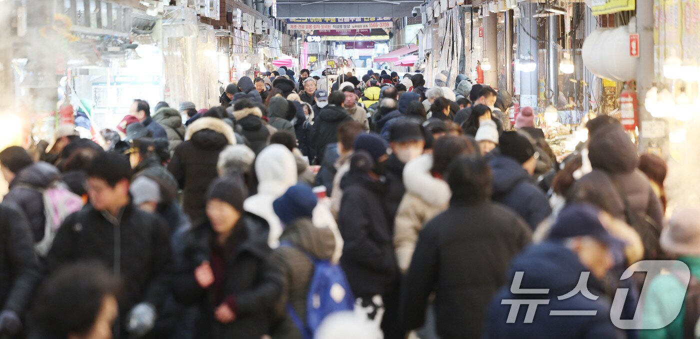 본문 이미지 - 설 연휴를 앞둔 8일 서울 동대문구 청량리종합시장이 시민들로 북적이고 있다. 2026.2.8 ⓒ 뉴스1 박지혜 기자