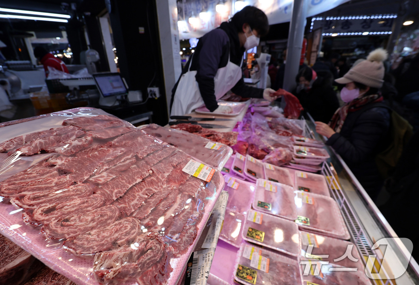 (서울=뉴스1) 박지혜 기자 = 설 연휴를 앞둔 8일 서울 동대문구 청량리종합시장에 한우가 진열돼 있다.올해 설 성수품 가운데 배추·무·과일 등 농산물 가격은 대체로 안정세지만, …