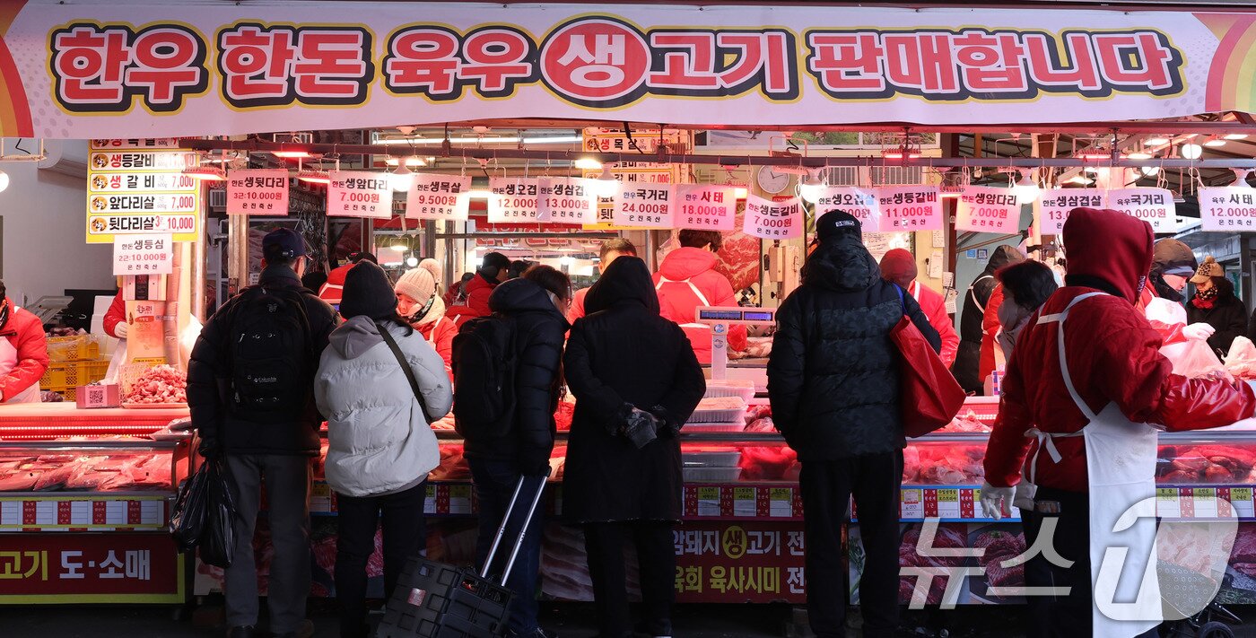본문 이미지 - 설 연휴를 앞둔 8일 서울 동대문구 청량리종합시장에서 시민들이 장을 보고 있다. 2026.2.8 ⓒ 뉴스1 박지혜 기자
