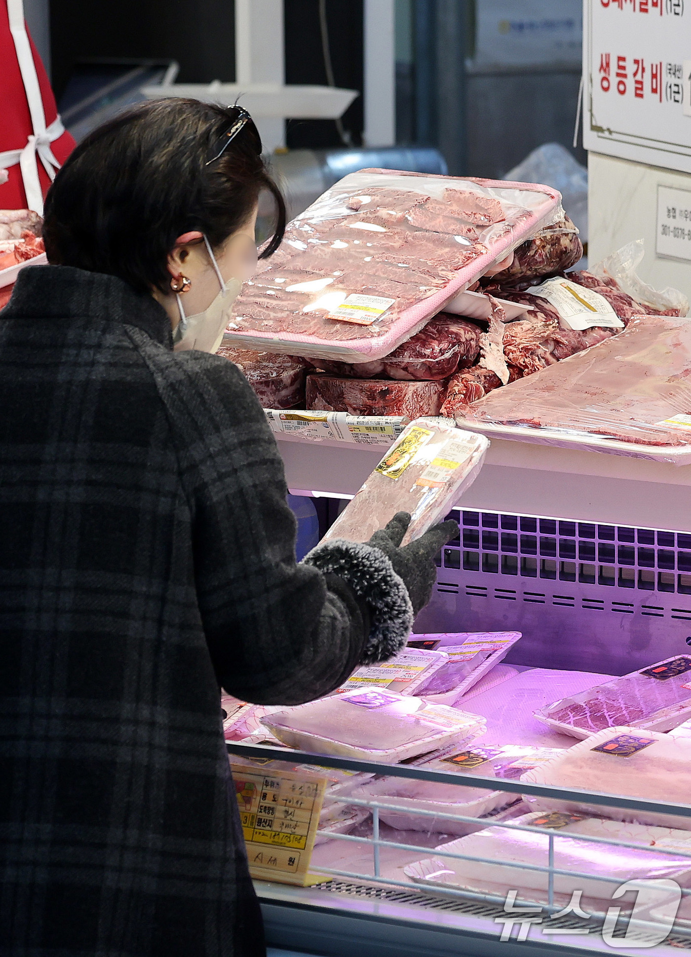 (서울=뉴스1) 박지혜 기자 = 설 연휴를 앞둔 8일 서울 동대문구 청량리종합시장에서 한 시민이 한우를 살펴보고 있다.올해 설 성수품 가운데 배추·무·과일 등 농산물 가격은 대체로 …