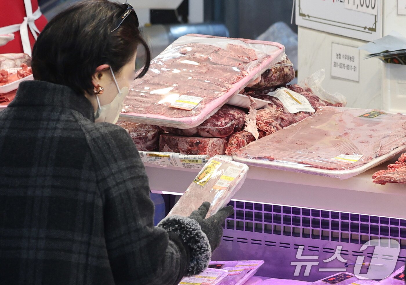 본문 이미지 - 설 연휴를 앞둔 8일 서울 동대문구 청량리종합시장에서 한 시민이 한우를 살펴보고 있다.  2026.2.8 ⓒ 뉴스1 박지혜 기자