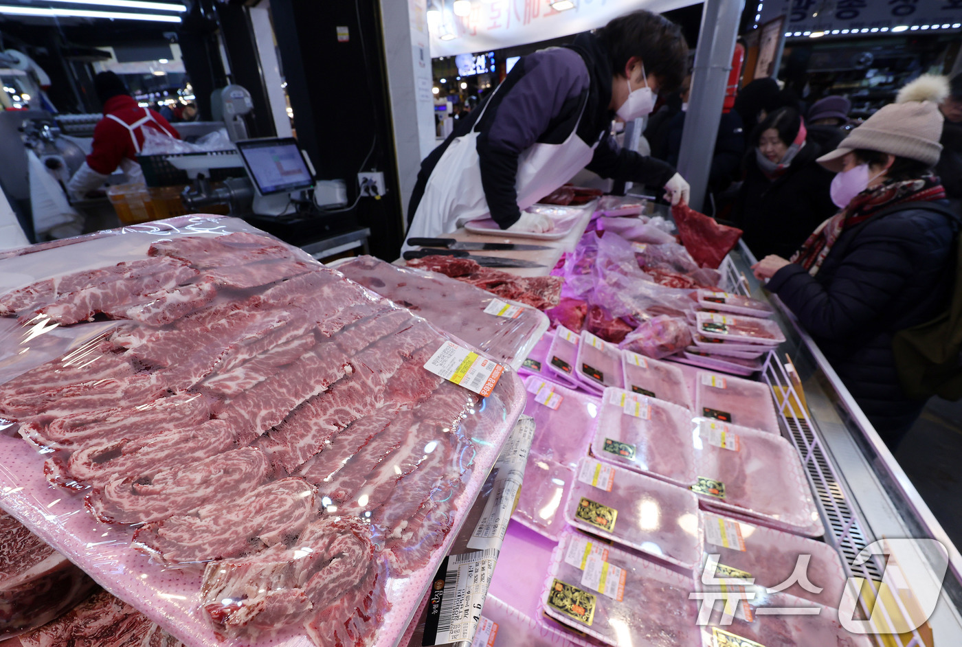 (서울=뉴스1) 박지혜 기자 = 설 연휴를 앞둔 8일 서울 동대문구 청량리종합시장에 한우가 진열돼 있다.올해 설 성수품 가운데 배추·무·과일 등 농산물 가격은 대체로 안정세지만, …