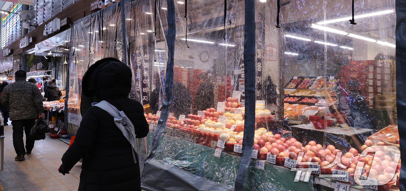 (서울=뉴스1) 박지혜 기자 = 8일 서울 동대문구 청량리종합시장의 한 과일 점포에서 한파로 과일이 얼지 않도록 바람막이를 설치해 놓고 있다. 2026.2.8/뉴스1