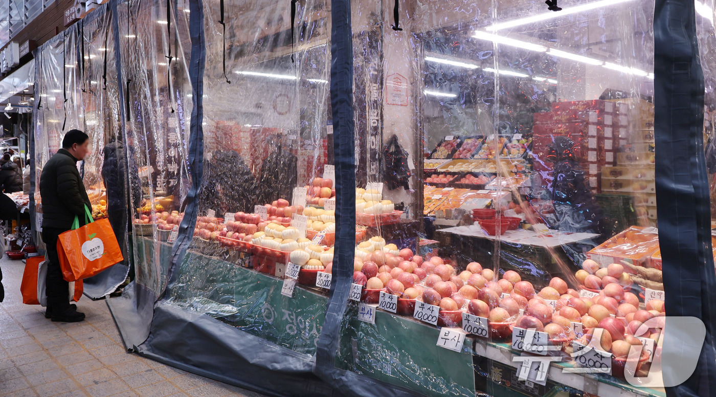 (서울=뉴스1) 박지혜 기자 = 8일 서울 동대문구 청량리종합시장의 한 과일 점포에서 한파로 과일이 얼지 않도록 바람막이가 설치돼 있다. 2026.2.8/뉴스1