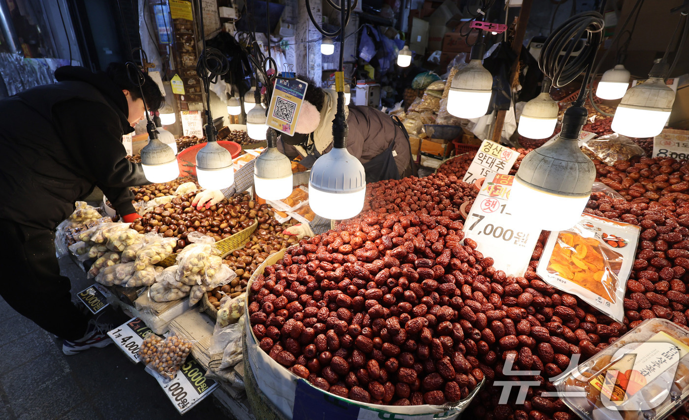 (서울=뉴스1) 박지혜 기자 = 설 연휴를 앞둔 8일 서울 동대문구 청량리종합시장에 대추와 밤이 진열돼 있다.올해 4인 가족 기준 설 차례상 비용은 20만원 초반대로 집계돼 지난해 …