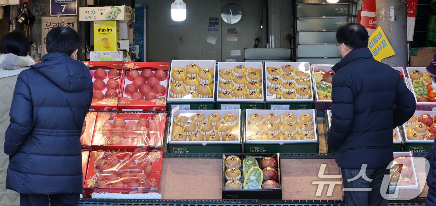 (서울=뉴스1) 박지혜 기자 = 설 연휴를 앞둔 8일 서울 동대문구 청량리종합시장을 찾은 시민들이 장을 보고 있다.올해 4인 가족 기준 설 차례상 비용은 20만원 초반대로 집계돼 …