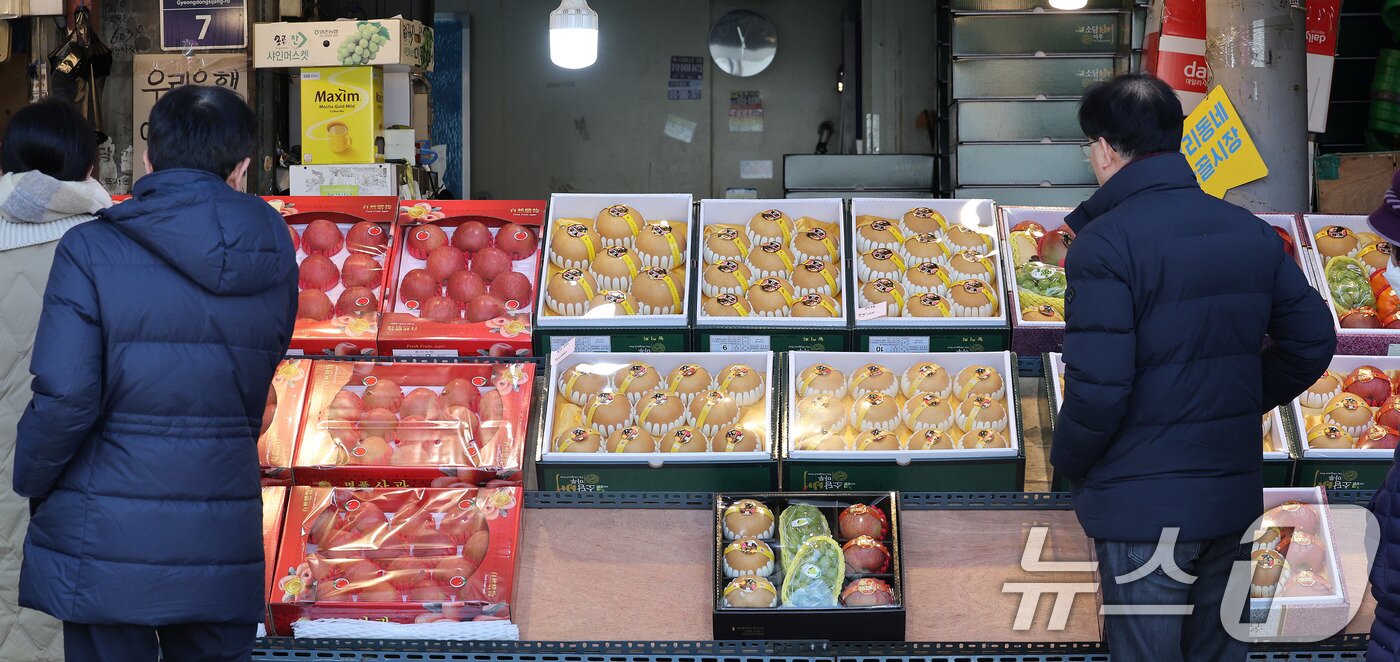 본문 이미지 - 설 연휴를 앞둔 8일 서울 동대문구 청량리종합시장을 찾은 시민들이 장을 보고 있다. 2026.2.8 ⓒ 뉴스1 박지혜 기자