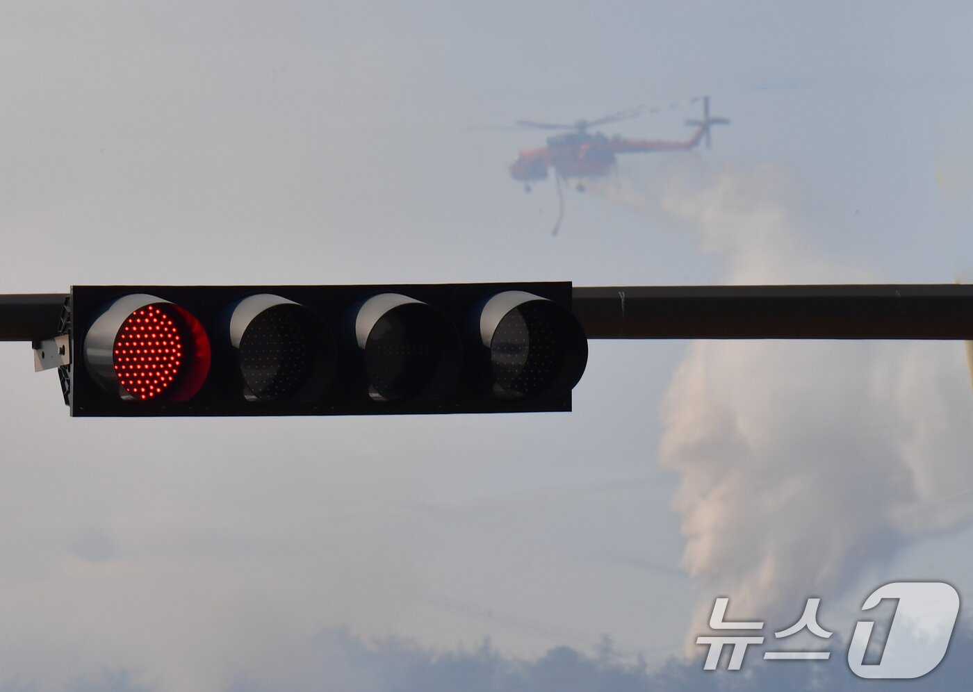 본문 이미지 - 8일 오전 경북 경주시 문무대왕면 입천리에서 발생한 산불이 강풍을 타고 확산되고 있는 가운데 산림청 초대형 핼기(S-64)가 진화 작업을 벌이고 있다. 이날 오후 정부는 신속한 진화를 위해 국가소방동원령을 발령했다. 2026.2.8 ⓒ 뉴스1 최창호 기자