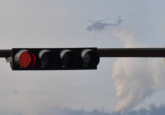 문무대왕면 산불 오후 2시 진화율 67%…군 치누크 헬기 투입 준비