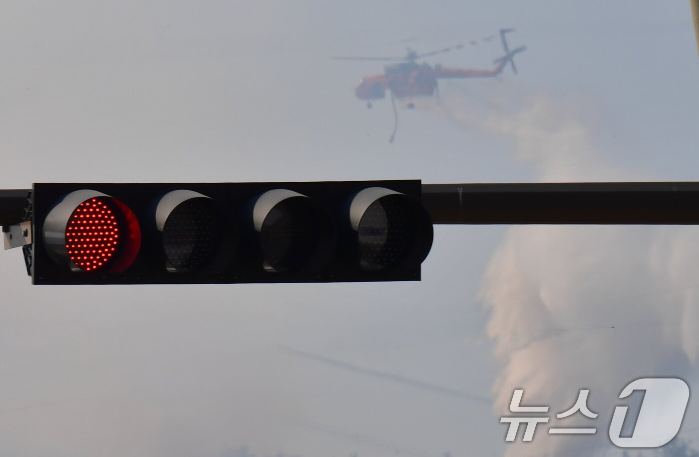 본문 이미지 - 8일 오전 경북 경주시 문무대왕면 입천리에서 발생한 산불이 강풍을 타고 확산되고 있는 가운데 산림청 초대형 핼기(S-64)가 진화 작업을 벌이고 있다. 이날 오후 정부는 신속한 진화를 위해 국가소방동원령을 발령했다. 2026.2.8 ⓒ 뉴스1 최창호 기자