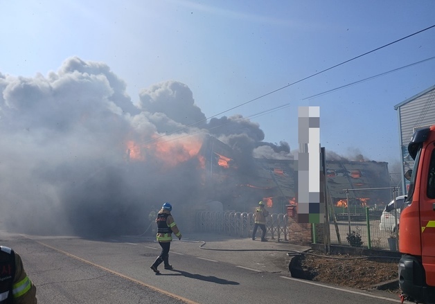 경북 칠곡 공장에 큰불…인명 검색·진화 중