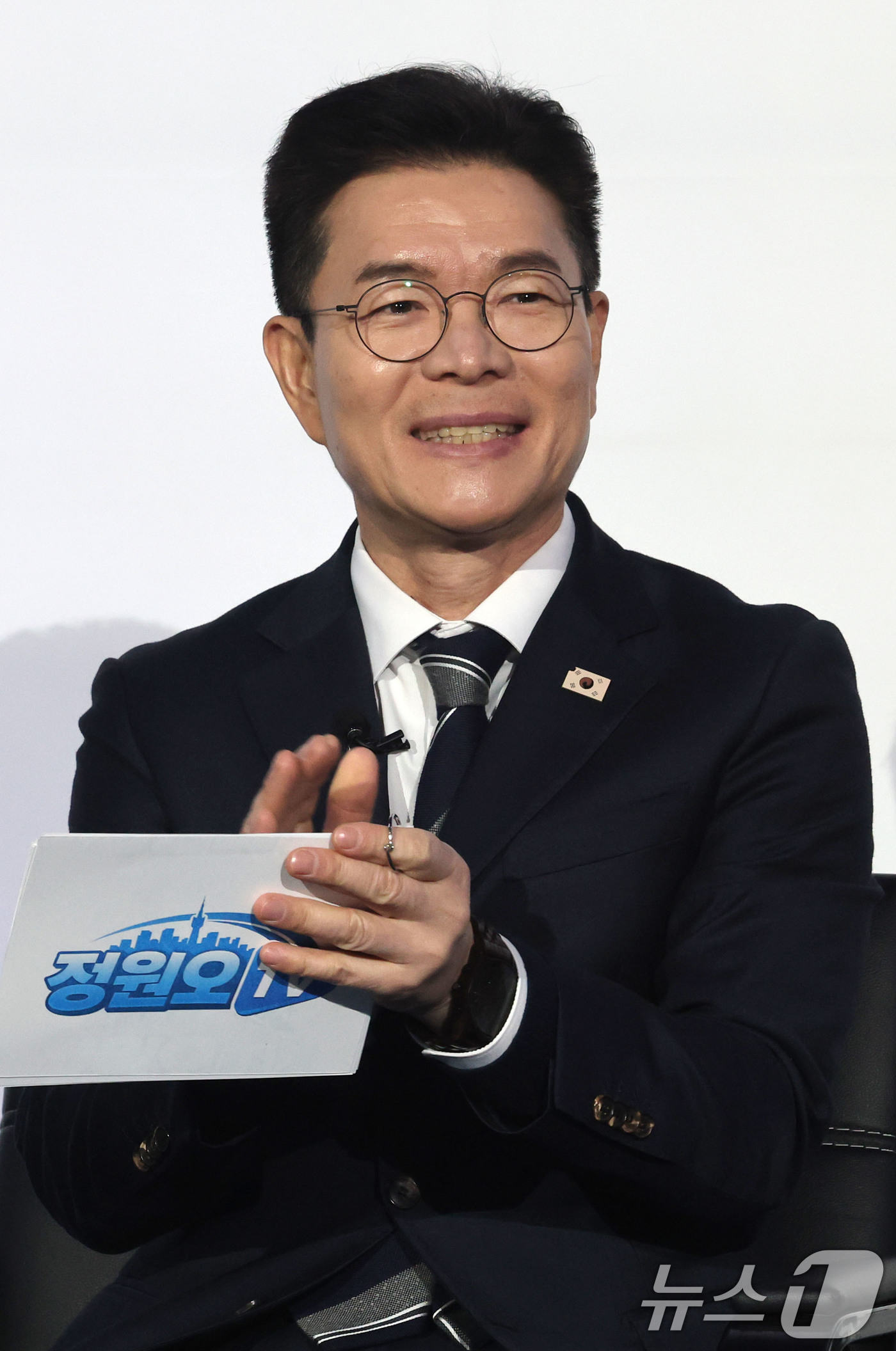 (서울=뉴스1) 이광호 기자 = 정원오 성동구청장이 8일 오후 서울 영등포구 문래동 복합문화공간 올댓마인드에서 열린 북콘서트에서 손뼉을 치고 있다.정 구청장은 이자리에서 서울시장 …