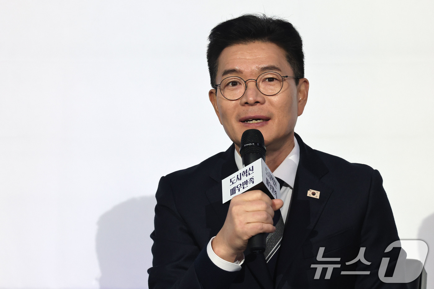 (서울=뉴스1) 이광호 기자 = 정원오 성동구청장이 8일 오후 서울 영등포구 문래동 복합문화공간 올댓마인드에서 열린 북콘서트에서 발언하고 있다.정 구청장은 이자리에서 서울시장 출마 …