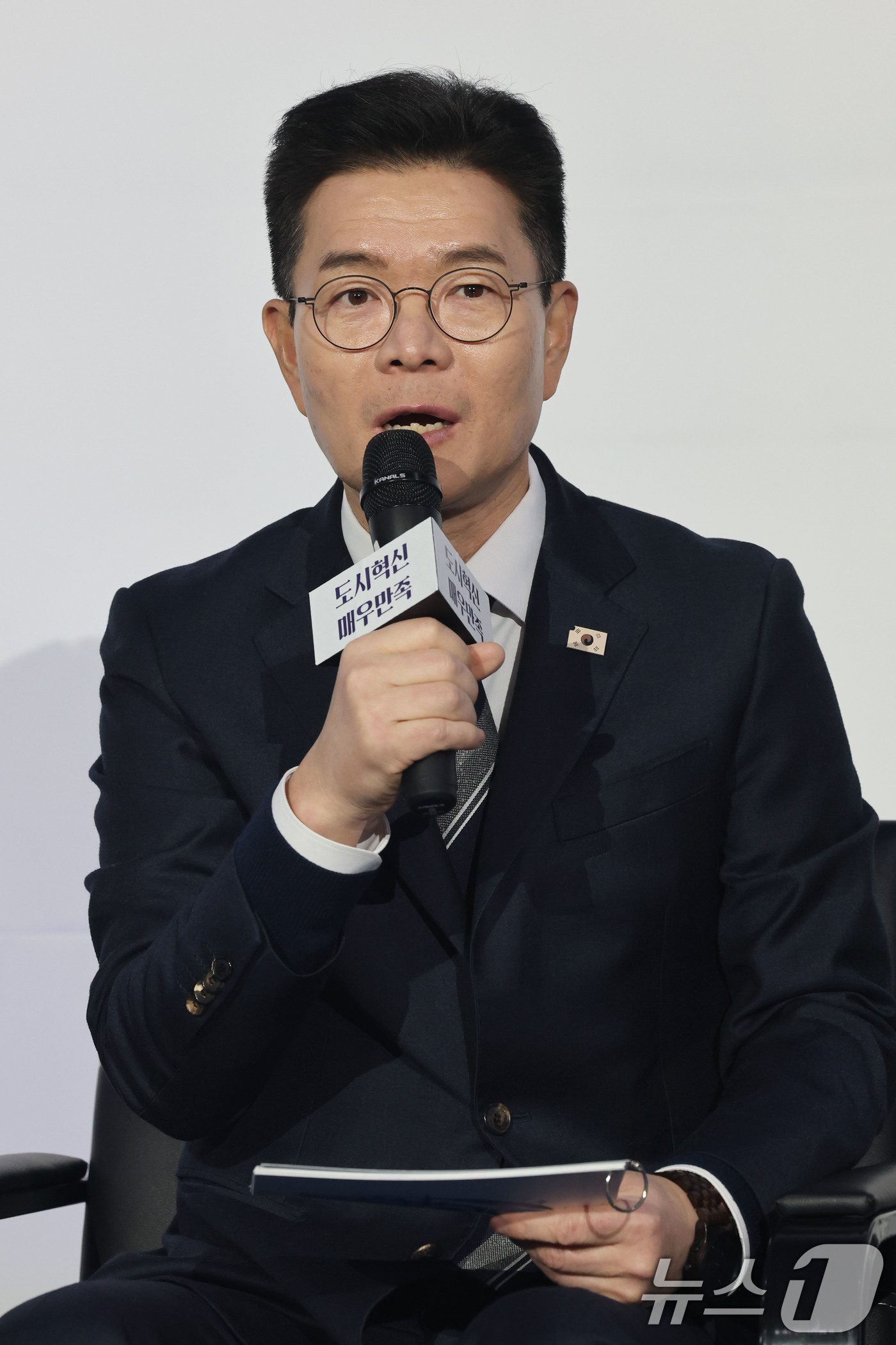 (서울=뉴스1) 이광호 기자 = 정원오 성동구청장이 8일 오후 서울 영등포구 문래동 복합문화공간 올댓마인드에서 열린 북콘서트에서 발언하고 있다.정 구청장은 이자리에서 서울시장 출마 …