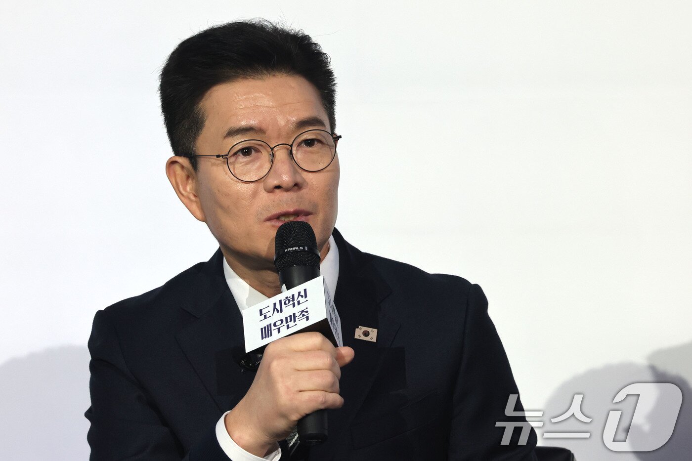 본문 이미지 - 정원오 성동구청장이 8일 오후 서울 영등포구 문래동 복합문화공간 올댓마인드에서 열린 북콘서트에서 발언하고 있다. 정 구청장은 이자리에서 서울시장 출마와 관련해 "출마 채비를 마쳤다＂고 밝혔다. 2026.2.8 ⓒ 뉴스1 이광호 기자