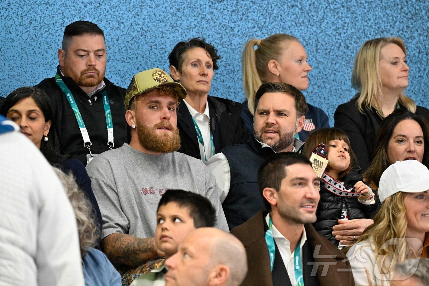 본문 이미지 - 미국 복서 겸 인플루언서 제이크 폴과 미국 부통령 JD 밴스가 7일(현지시각) 이탈리아 밀라노 아이스하키 아레나에서 열린 미국과 핀란드의 여자 아이스하키 예선 A조 경기에 참석한 모습.  ⓒ AFP=뉴스1