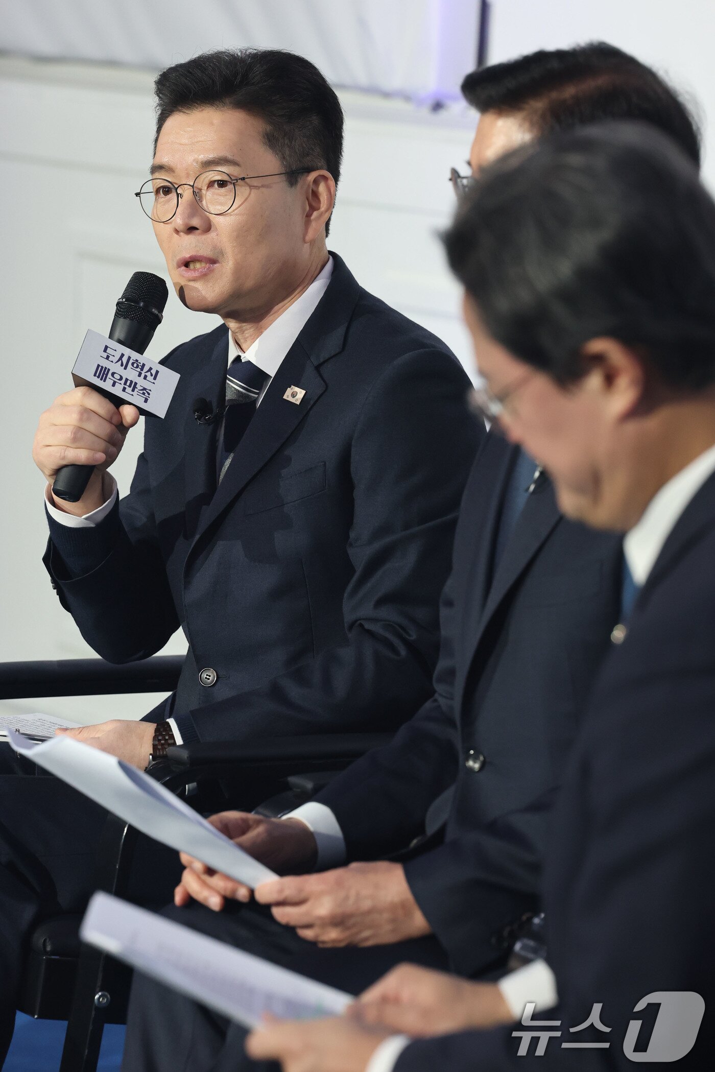 본문 이미지 - 정원오 성동구청장이 8일 오후 서울 영등포구 문래동 복합문화공간 올댓마인드에서 열린 북콘서트에서 발언하고 있다. 정 구청장은 이자리에서 서울시장 출마와 관련해 "출마 채비를 마쳤다＂고 밝혔다. 2026.2.8 ⓒ 뉴스1 이광호 기자