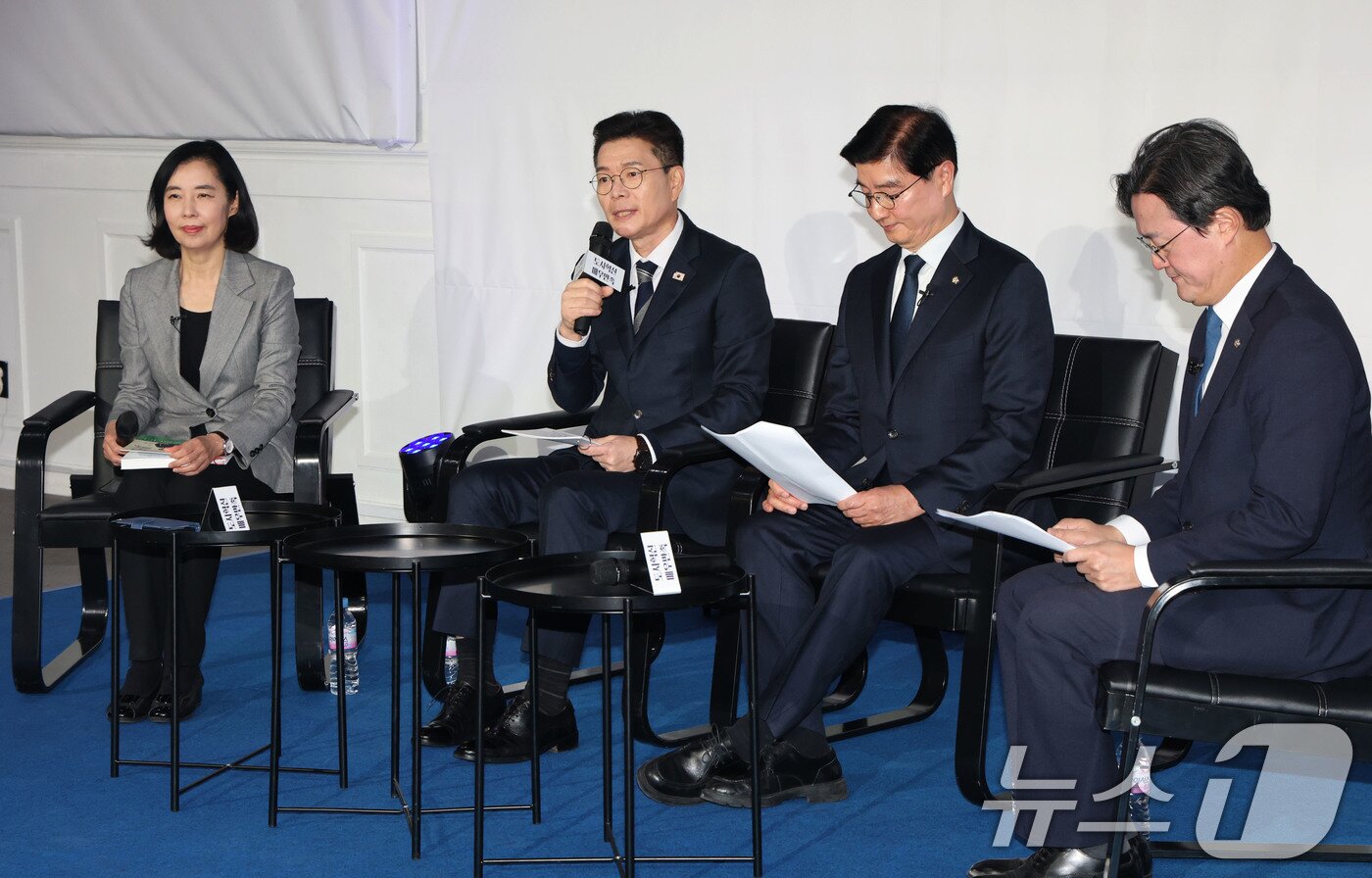 본문 이미지 - 정원오 성동구청장이 8일 오후 서울 영등포구 문래동 복합문화공간 올댓마인드에서 열린 북콘서트에서 발언하고 있다. 정 구청장은 이자리에서 서울시장 출마와 관련해 "출마 채비를 마쳤다＂고 밝혔다. 2026.2.8 ⓒ 뉴스1 이광호 기자