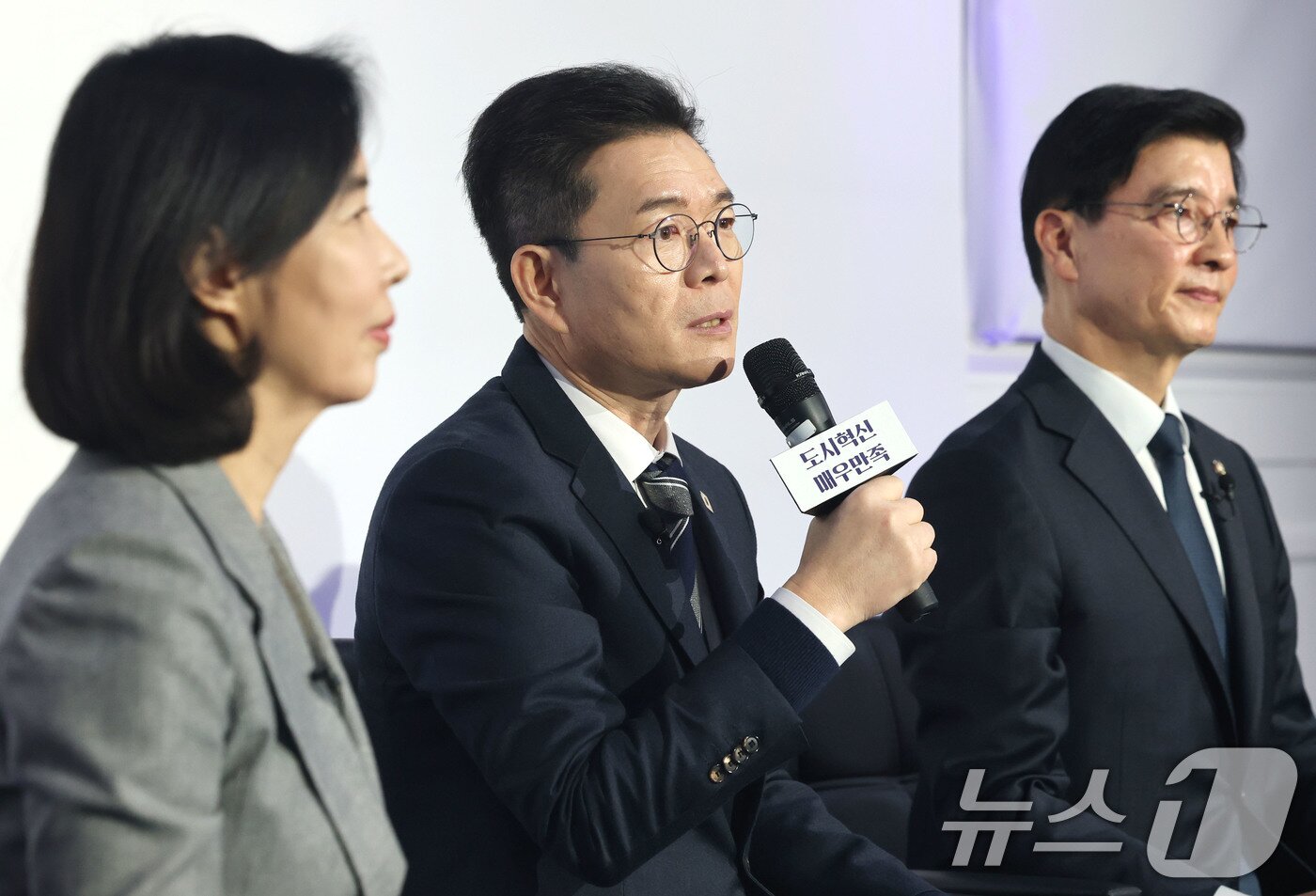 본문 이미지 - 정원오 성동구청장이 8일 오후 서울 영등포구 문래동 복합문화공간 올댓마인드에서 열린 북콘서트에서 발언하고 있다. 정 구청장은 이자리에서 서울시장 출마와 관련해 "출마 채비를 마쳤다＂고 밝혔다. 2026.2.8 ⓒ 뉴스1 이광호 기자