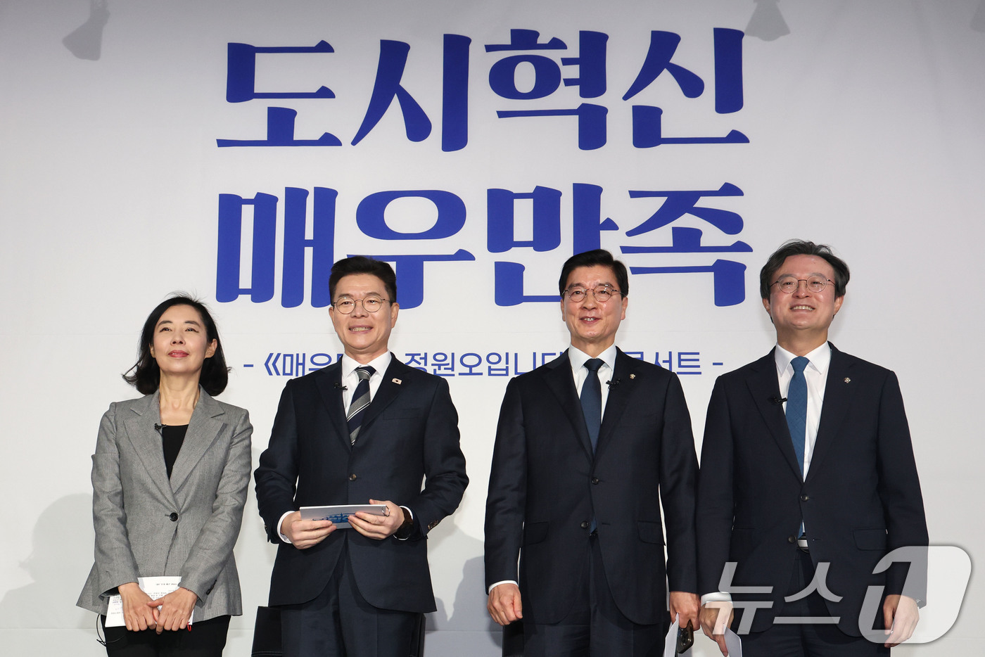 (서울=뉴스1) 이광호 기자 = 정원오 성동구청장이 8일 오후 서울 영등포구 문래동 복합문화공간 올댓마인드에서 열린 북콘서트에서 참석자들과 나란히 서 있다.왼쪽부터 박경미 전 더불 …