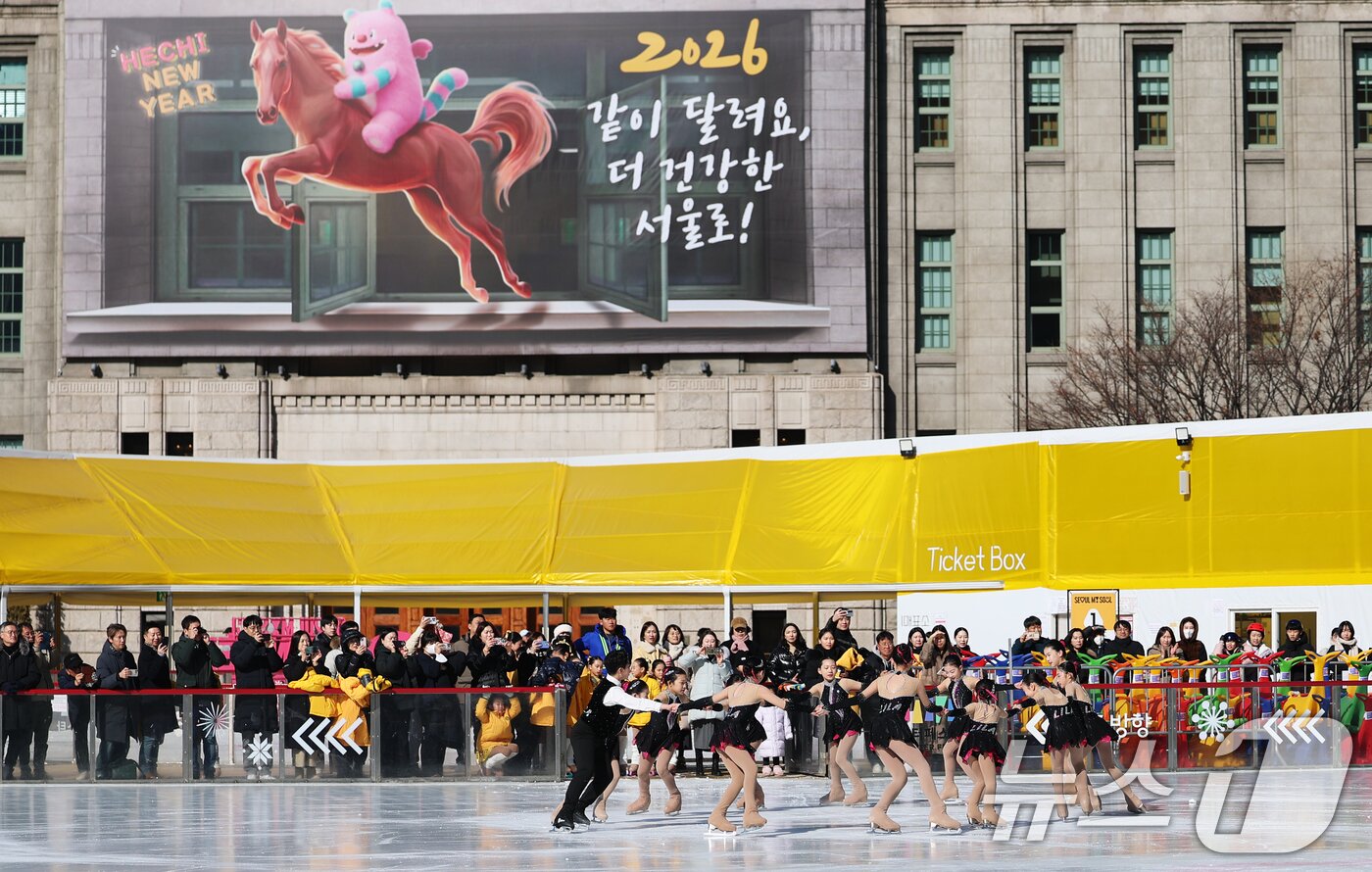 본문 이미지 - 겨울철 서울 도심 대표 명소로 자리매김한 서울광장 스케이트장이 폐장한 8일 오후 스케이트장 메인링크에서 리라피겨그룹 선수들이 피날레 공연을 선보이고고 있다. 2026.2.8 ⓒ 뉴스1 오대일 기자