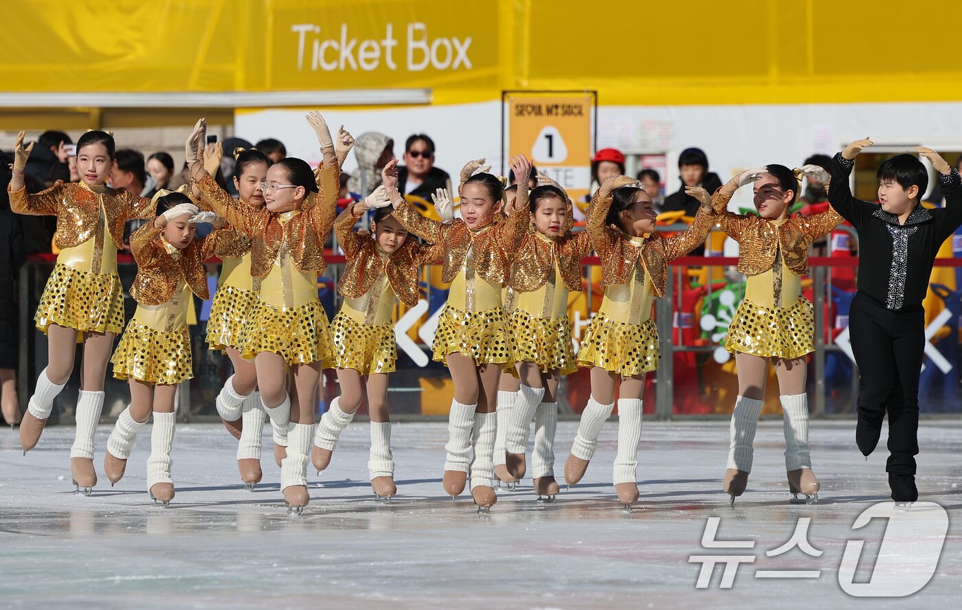 본문 이미지 - 겨울철 서울 도심 대표 명소로 자리매김한 서울광장 스케이트장이 폐장한 8일 오후 스케이트장 메인링크에서 리라피겨그룹 선수들이 피날레 공연을 선보이고고 있다. 2026.2.8 ⓒ 뉴스1 오대일 기자