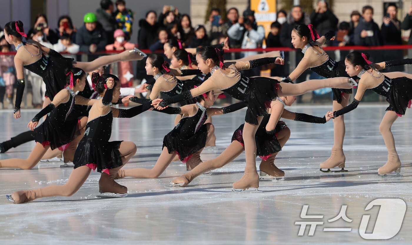 본문 이미지 - 겨울철 서울 도심 대표 명소로 자리매김한 서울광장 스케이트장이 폐장한 8일 오후 스케이트장 메인링크에서 리라피겨그룹 선수들이 피날레 공연을 선보이고고 있다. 2026.2.8 ⓒ 뉴스1 오대일 기자