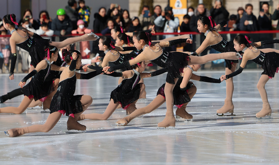 피날레 공연 선보이는 리라피겨그룹