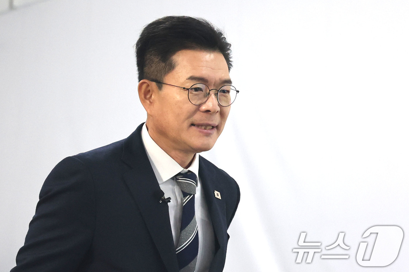 (서울=뉴스1) 이광호 기자 = 정원오 성동구청장이 8일 오후 서울 영등포구 문래동 복합문화공간 올댓마인드에서 열린 북콘서트에 참석하고 있다.정 구청장은 이자리에서 서울시장 출마와 …