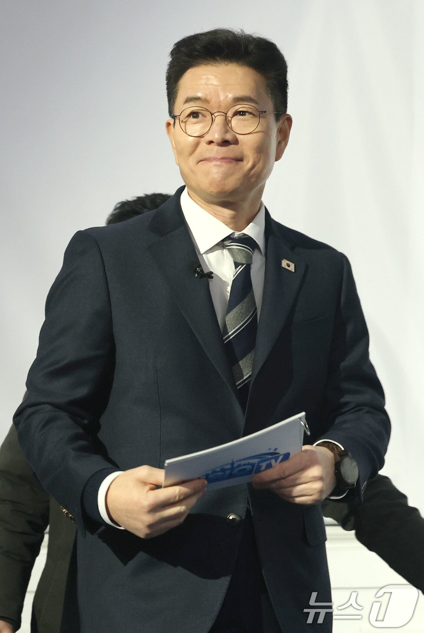 본문 이미지 - 정원오 성동구청장이 8일 오후 서울 영등포구 문래동 복합문화공간 올댓마인드에서 열린 북콘서트에 참석하고 있다. 정 구청장은 이자리에서 서울시장 출마와 관련해 "출마 채비를 마쳤다＂고 밝혔다 2026.2.8 ⓒ 뉴스1 이광호 기자