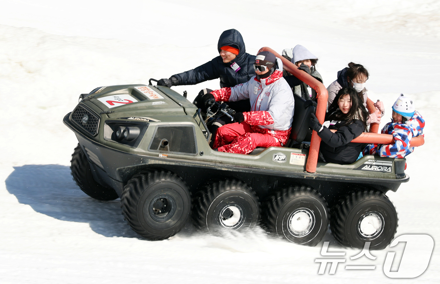 (서울=뉴스1) = 8일 오후 강원도 평창군 진부면 오대천 일원에 열린 평창송어축제를 찾은 방문객들이 눈밭에서 아르고 체험을 즐기고 있다. (평창관광문화재단 제공. 재판매 및 DB …