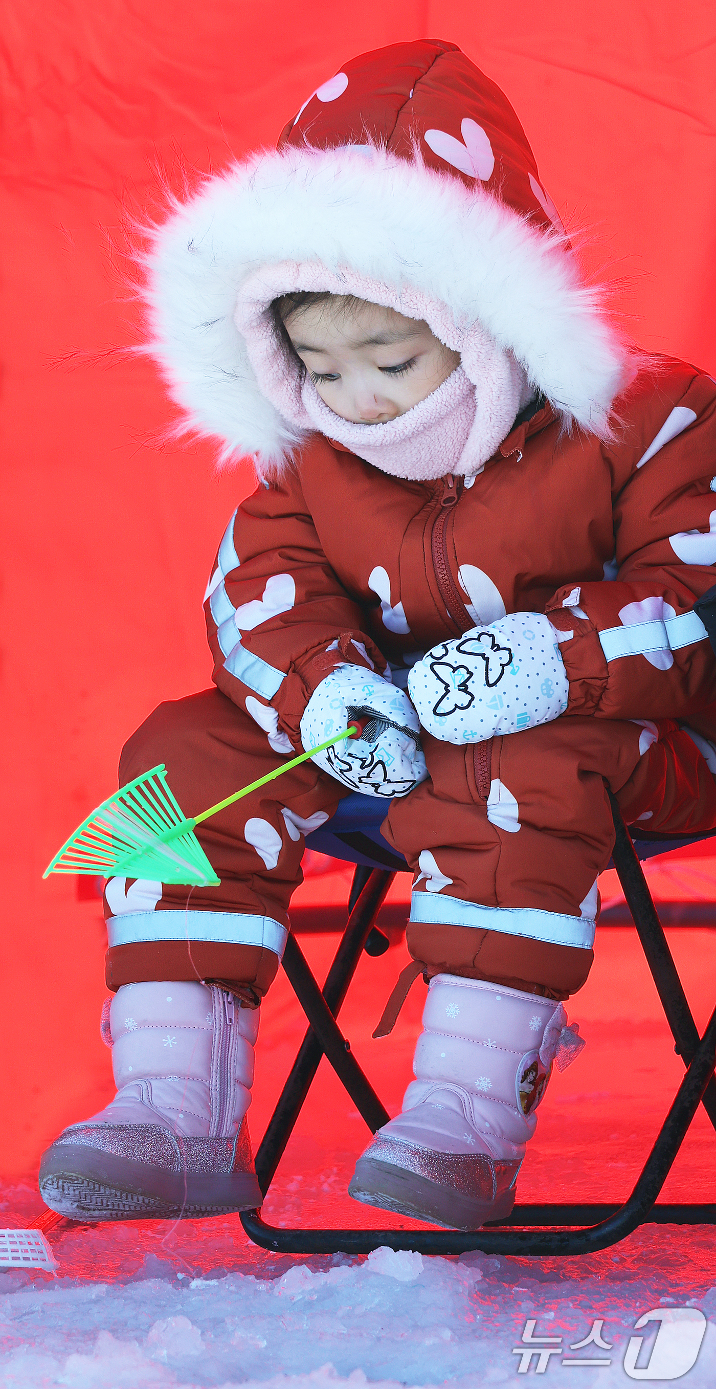 (서울=뉴스1) = 8일 오후 강원도 평창군 진부면 오대천 일원에 열린 평창송어축제를 찾은 어린이가 송어얼음낚시를 하고 있다. (평창관광문화재단 제공. 재판매 및 DB 금지) 20 …