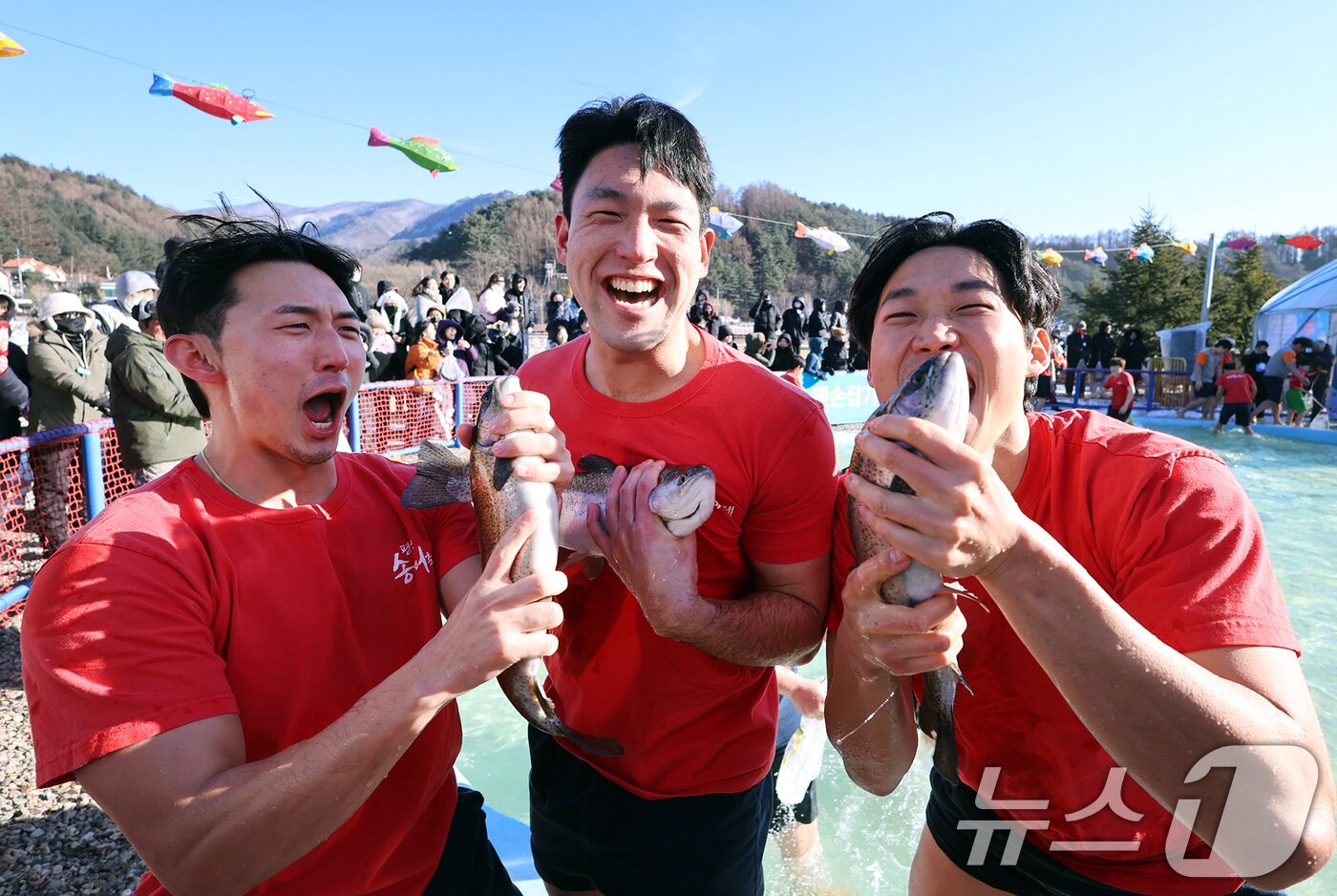 본문 이미지 - 지난 2월 8일 오후 강원도 평창군 진부면 오대천 일원에 열린 평창송어축제를 찾은 방문객들이 송어맨손잡기 체험을 즐기고 있다. (평창관광문화재단 제공. 재판매 및 DB 금지) 2026.2.8 ⓒ 뉴스1