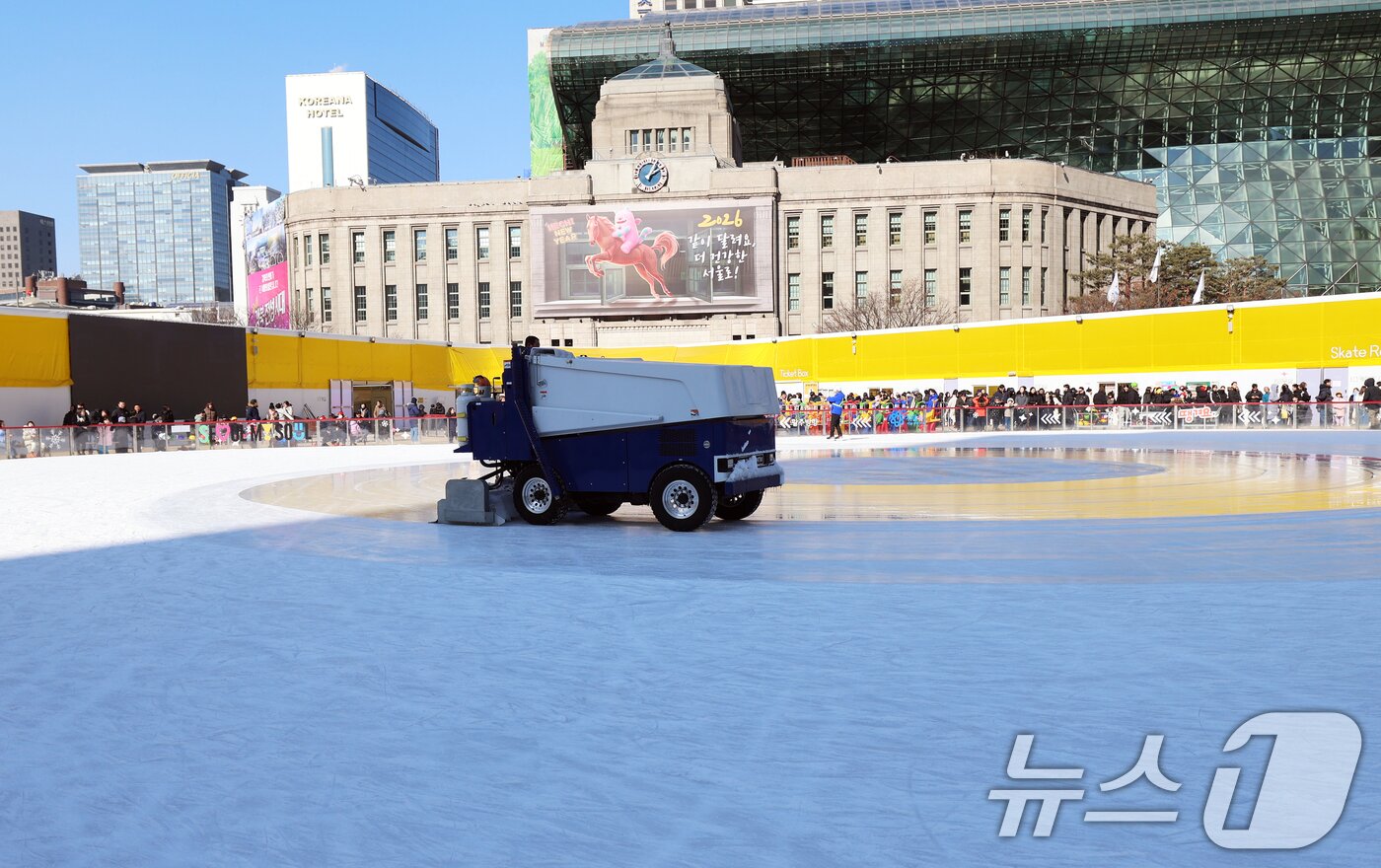 본문 이미지 - 겨울철 서울 도심 대표 명소로 자리매김한 서울광장 스케이트장이 폐장한 8일 오후 스케이트장 메인링크에서 리라피겨그룹 선수들의 피날레 공연을 앞두고 관계자들이 정설을 하고 있다. 2026.2.8 ⓒ 뉴스1 오대일 기자