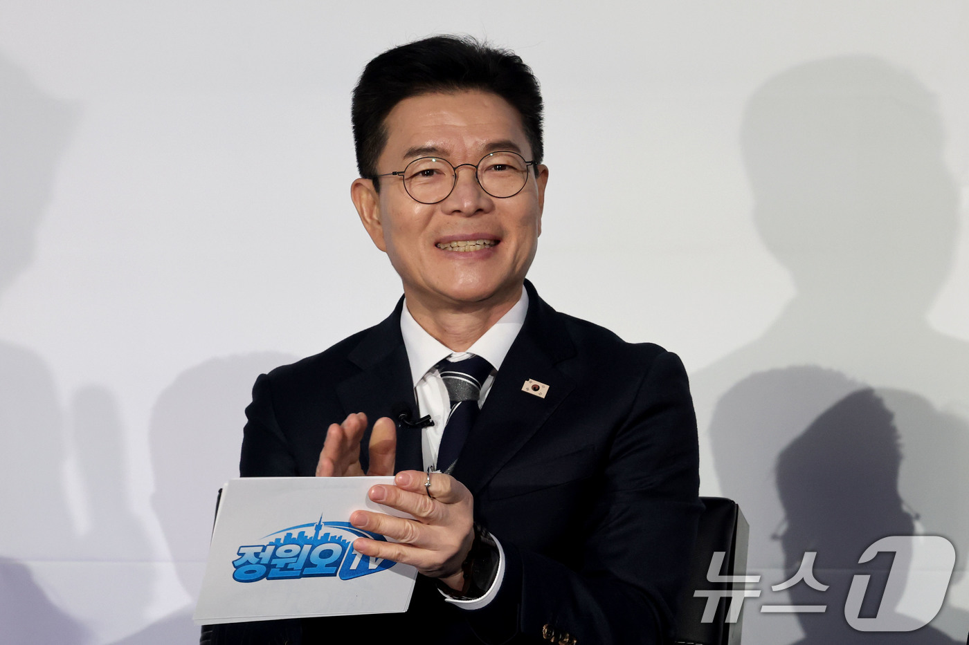 (서울=뉴스1) 이광호 기자 = 정원오 성동구청장이 8일 오후 서울 영등포구 문래동 복합문화공간 올댓마인드에서 열린 북콘서트에 손뼉치고 있다.정 구청장은 이자리에서 서울시장 출마와 …