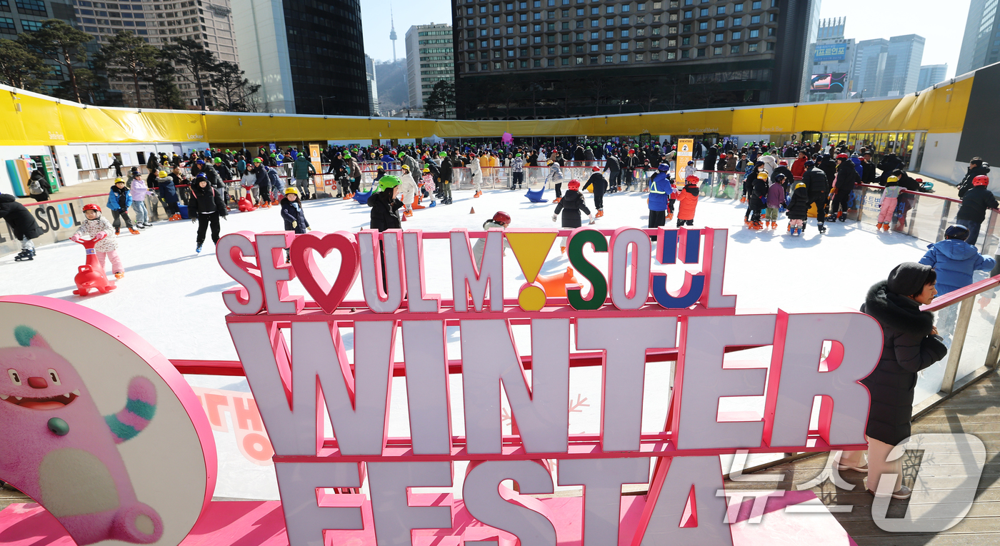 (서울=뉴스1) 오대일 기자 = 겨울철 서울 도심 대표 명소로 자리매김한 서울광장 스케이트장 폐장일인 8일 오후 시민들이 스케이트를 즐기며 막바지 겨울 정취를 만끽하고 있다.  2 …