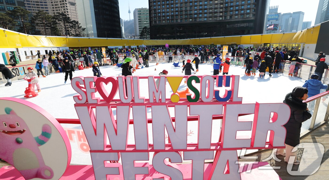 본문 이미지 - 겨울철 서울 도심 대표 명소로 자리매김한 서울광장 스케이트장 폐장일인 8일 오후 시민들이 스케이트를 즐기며 막바지 겨울 정취를 만끽하고 있다. 2026.2.8 ⓒ 뉴스1 오대일 기자